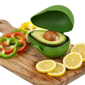 Contenedor plástico porta aguacate de color verde con broche de seguridad lateral para conservar alimentos, fabricado por Guateplast Guatemala.